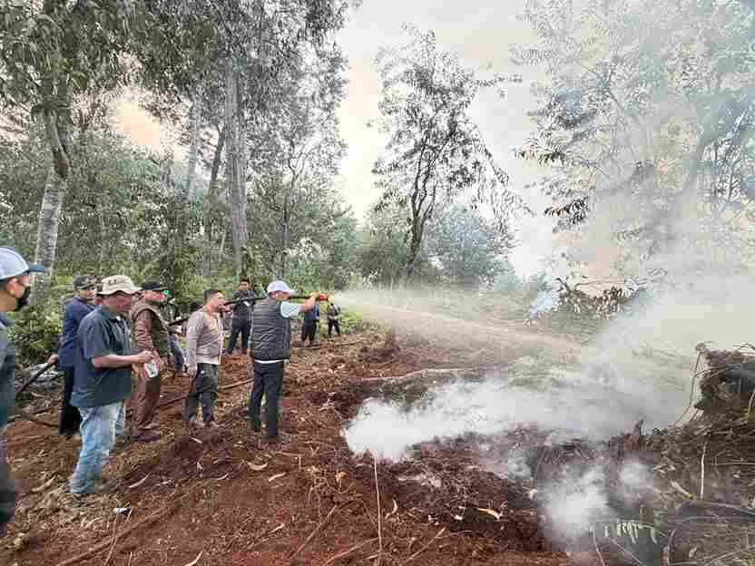 Bupati Pelalawan H. Zukri dan Kapolres meninjau langsung pemadaman Karhutla di Desa Aur Kuning, Kerumutan.