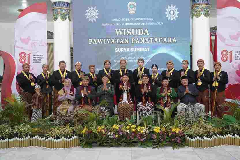 Bupati Madiun Hari Wuryanto saat memimpin wisuda Panatacara Surya Sumirat di Pendopo Muda Graha.
