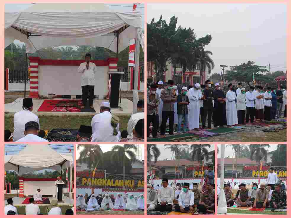 Pelaksanaan Salat Istisqa serentak di Kabupaten Pelalawan di tengah kepungan kabut asap.