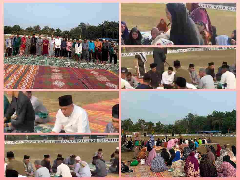Ratusan warga Desa Lubuk Raja khusyuk melaksanakan Salat Istisqa memohon hujan di tengah kepungan kabut asap Pelalawan.