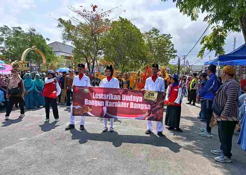 Kontingen pelajar SMP Negeri 16 Purworejo menampilkan busana pahlawan Nyai Ageng Serang dan budaya Nusantara dalam karnaval HUT RI di Kutoarjo.