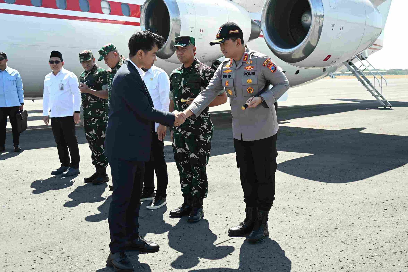 Kapolres Magetan AKBP Raden Erik bersama Forkopimda menyambut kedatangan Wapres Gibran di Lanud Iswahjudi.