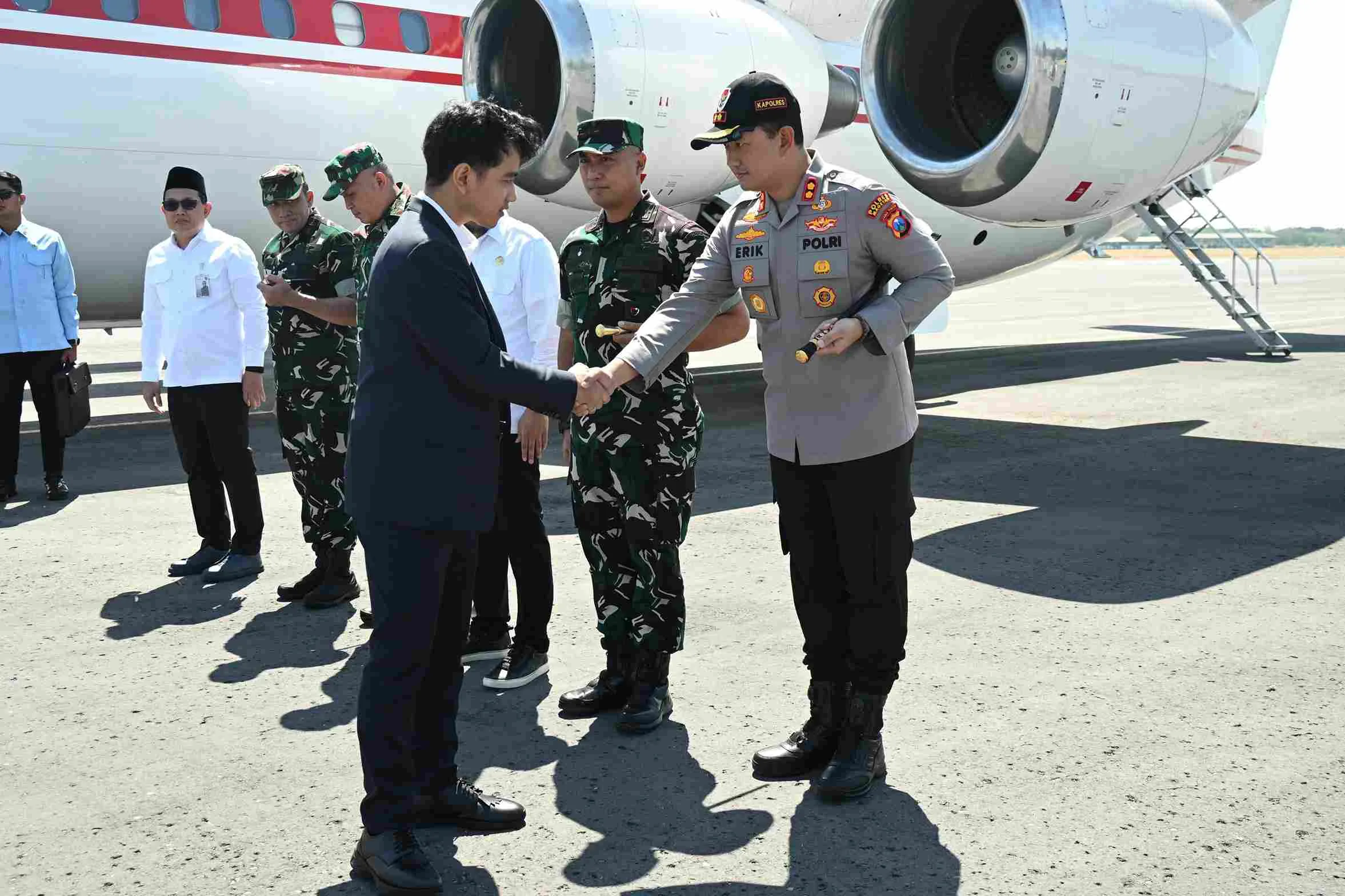 Kapolres Magetan AKBP Raden Erik bersama Forkopimda menyambut kedatangan Wapres Gibran di Lanud Iswahjudi.