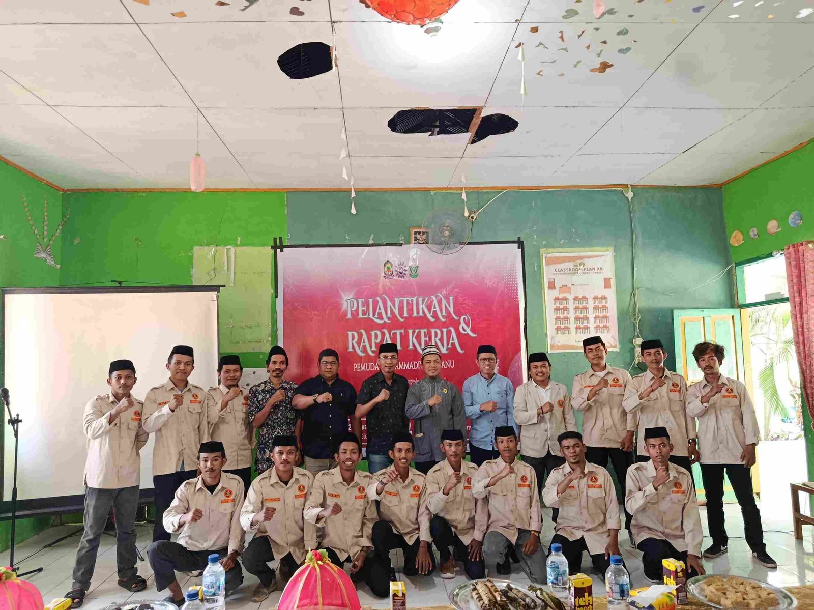 Ketua PDPM Jeneponto Surullah saat melantik pengurus PCPM Silanu di Desa Gunung Silanu