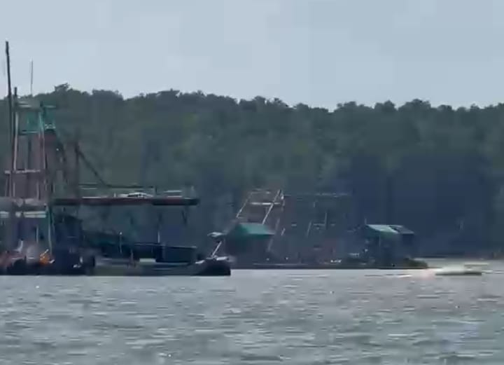 Kondisi perairan Pulau Dante, Belinyu, yang diwarnai dugaan aktivitas ponton isap produksi (PIP) ilegal.