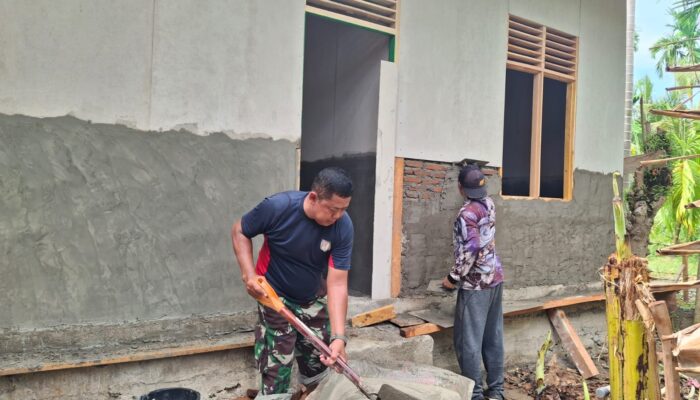 Bangga Menjadi Bagian Satgas TMMD, Sertu Ramadhan Curahkan Pengabdian Membangun Rumah Layak Huni untuk Warga