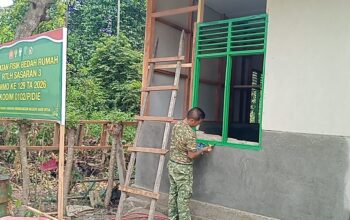 Kejar Target Penyelesaian, Satgas TMMD Ke-129 Kodim 0102/Pidie Pasang Plafon dan Cat Kusen RTLH Sasaran 3 Milik Muhammad Amin