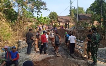 Harapan Baru Warga Dukuh Bibis: TMMD Ke-129 Kodim 0802/Ponorogo Genjot Pembangunan Jembatan Penghubung Antarwilayah Personel Satgas TMMD Ke-129 Kodim 0802/Ponorogo bersama warga bangun jembatan di Bulu Lor Ponorogo.