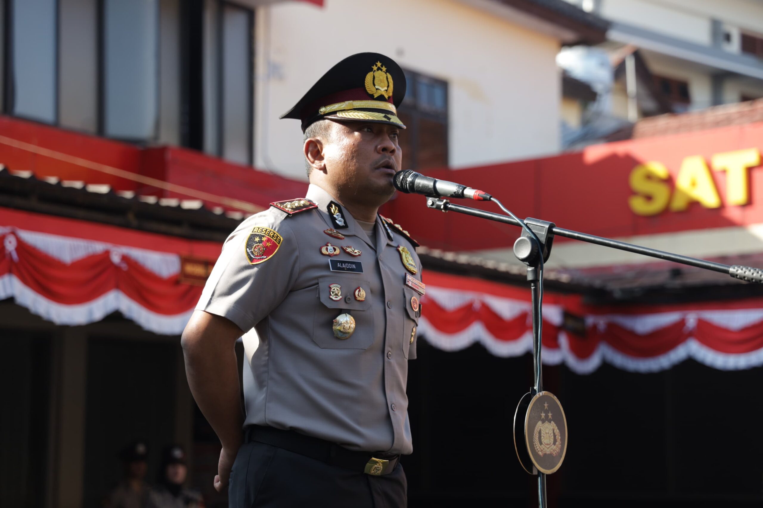 Kapolres Jember AKBP Alaiddin pimpin apel pagi perdana di Mapolres Jember.