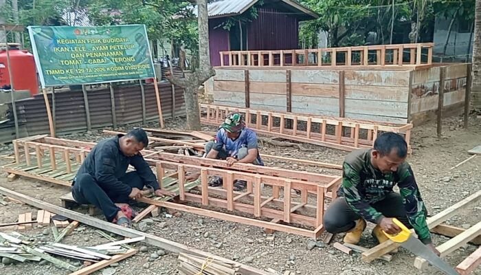 Mewujudkan Kemandirian Pangan, Satgas Kodim 0102/Pidie Bangun Kandang Ayam Petelur untuk Warga
