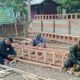 Mewujudkan Kemandirian Pangan, Satgas Kodim 0102/Pidie Bangun Kandang Ayam Petelur untuk Warga