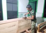 Kejar Target, Satgas TMMD Ke-129 Kodim 0102/Pidie Lembur Pasang Pintu RTLH Hingga Malam Hari