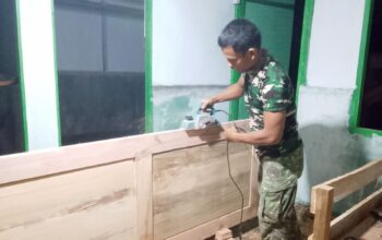 Kejar Target, Satgas TMMD Ke-129 Kodim 0102/Pidie Lembur Pasang Pintu RTLH Hingga Malam Hari