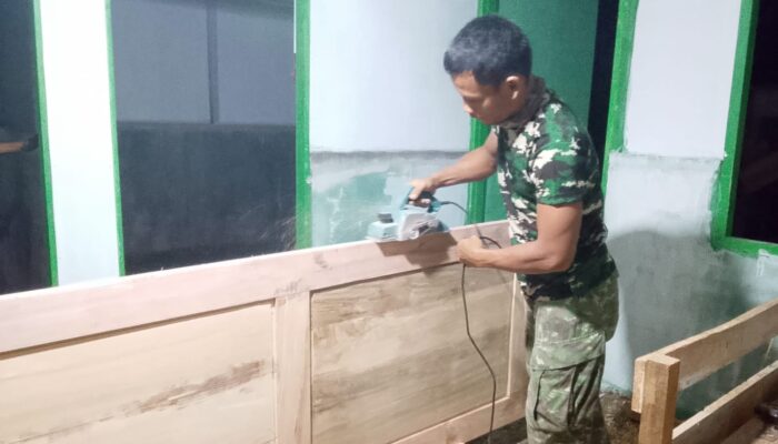 Kejar Target, Satgas TMMD Ke-129 Kodim 0102/Pidie Lembur Pasang Pintu RTLH Hingga Malam Hari