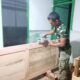 Kejar Target, Satgas TMMD Ke-129 Kodim 0102/Pidie Lembur Pasang Pintu RTLH Hingga Malam Hari