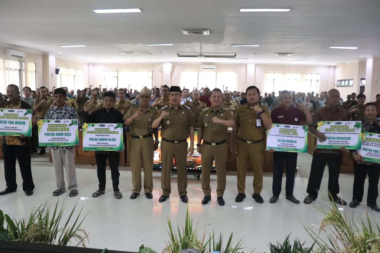 Bupati Madiun Hari Wuryanto pimpin rapat sinergisitas petani dukung ketahanan pangan di Puspem Mejayan.