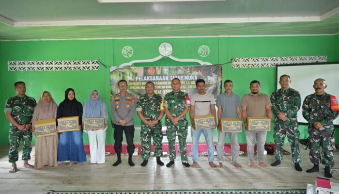 Tim Wasev TMMD Ke-129 Kodim 0102/Pidie Tatap Muka dengan Warga, Salurkan Bantuan Sembako sebagai Wujud Kepedulian TNI