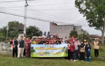 Polsek Muara Beliti and Camat adakan gotong royong di alun-alun Kelurahan Pasar Muara Beliti.