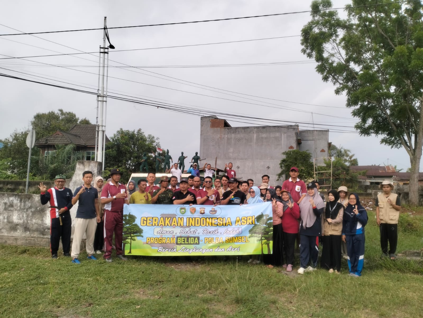 Polsek Muara Beliti and Camat adakan gotong royong di alun-alun Kelurahan Pasar Muara Beliti.
