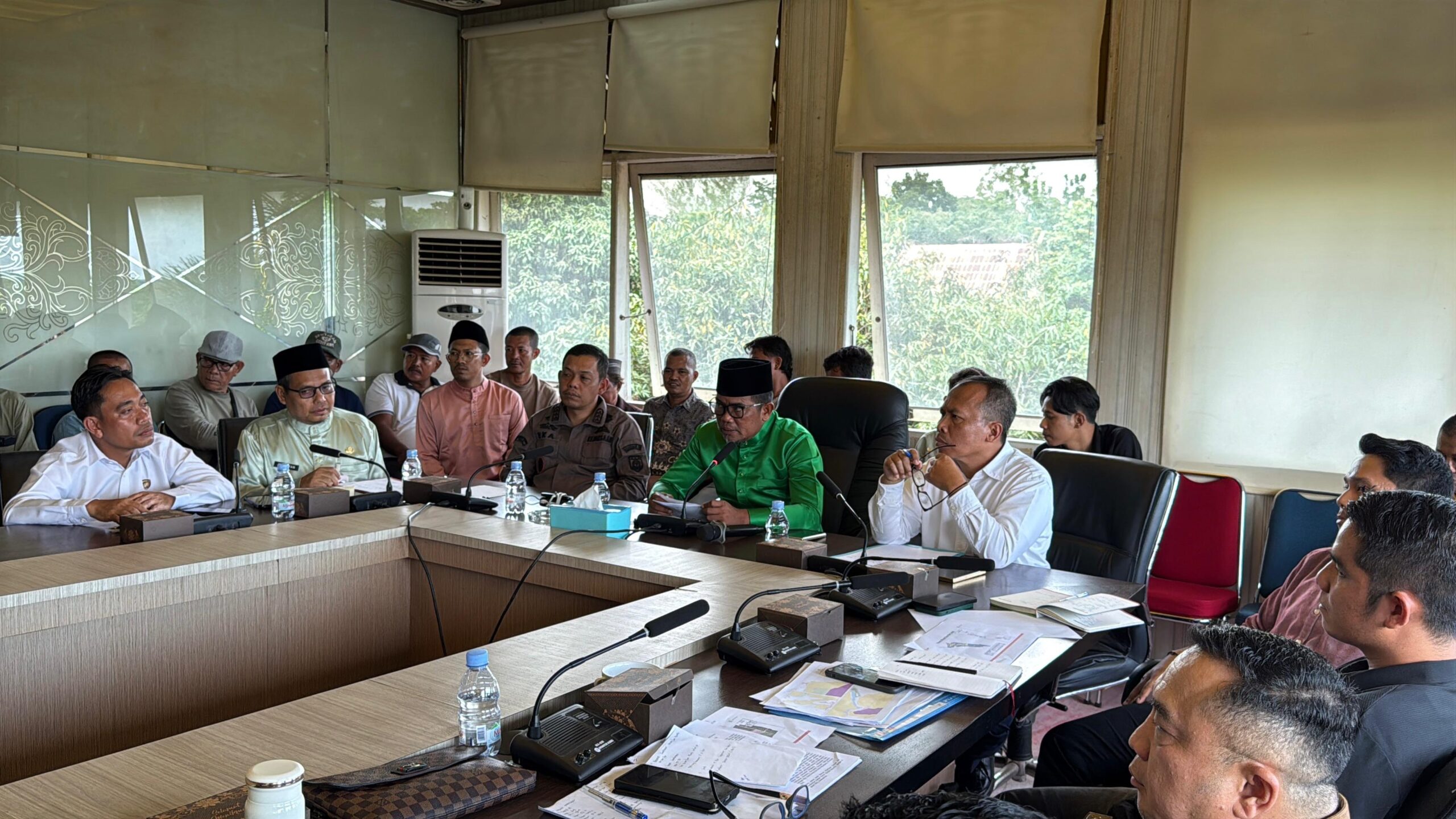 Bupati Pelalawan H. Zukri pimpin rapat mediasi konflik agraria Desa Mak Teduh dan PT Arara Abadi.