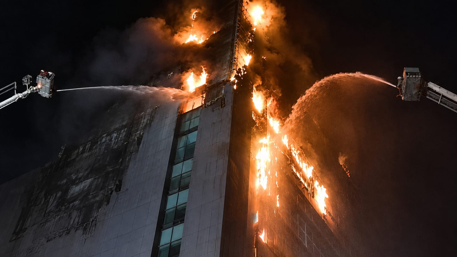 Puluhan personel Damkar DKI kerahkan armada padamkan kebakaran di Gedung Bapenda Jakarta Pusat.