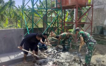 Pengecoran Tiang Tandon Air TMMD ke-129 di Blang Cot Dikebut Satgas dan Warga
