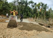 Semangat Satgas TMMD ke-129 Tak Surut Ditempa Terik: Oprit Jembatan di Lhok Panah Dikebut Nyaris Rampung