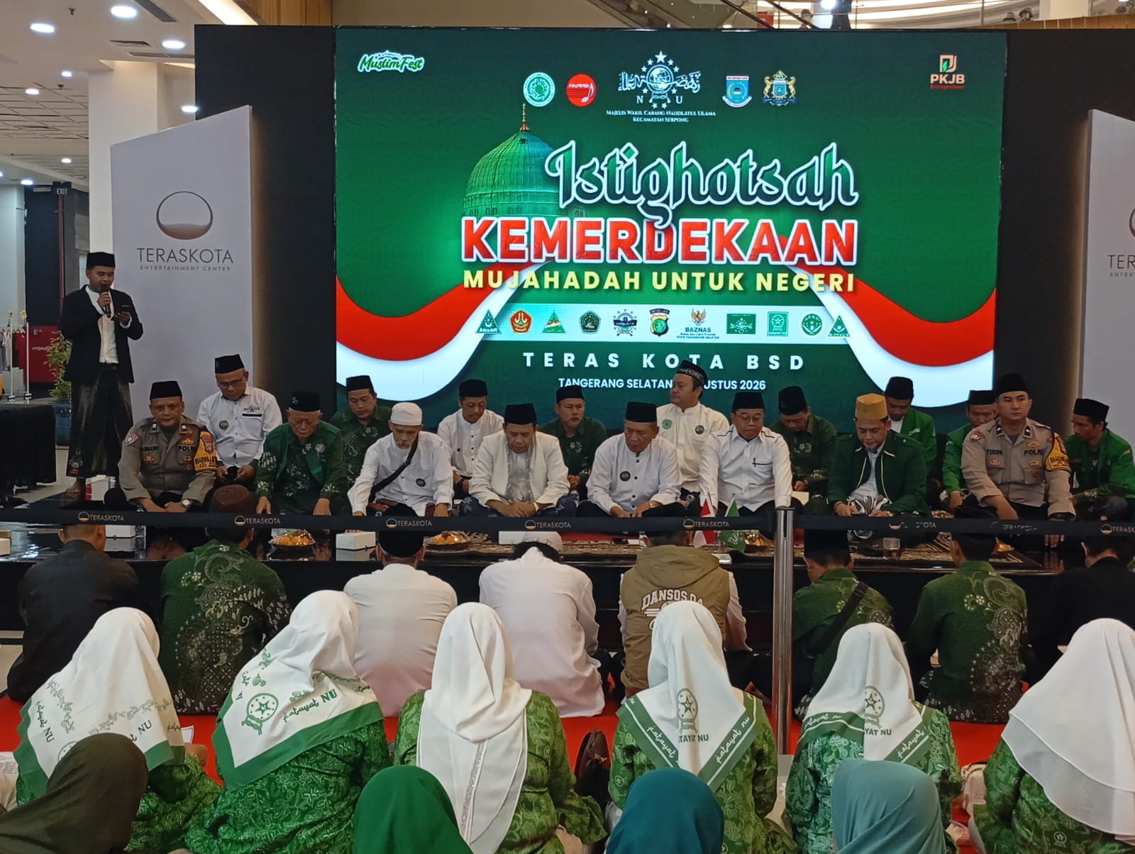 Suasana Istighosah Nasional Kemerdekaan RI oleh MWC NU Serpong di Mall Teras Kota Tangerang Selatan.