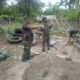 Finishing TMMD ke-129: Tim Teknisi Satgas Kodim 0102/Pidie Pasang Instalasi Listrik di Lokasi MCK Lhok Panah