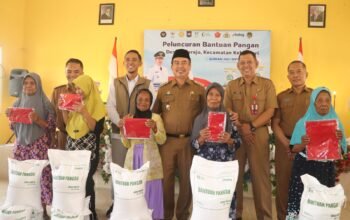 Bupati Madiun Hari Wuryanto saat meninjau penyaluran bantuan pangan bersama Perum Bulog di Desa Balerejo.