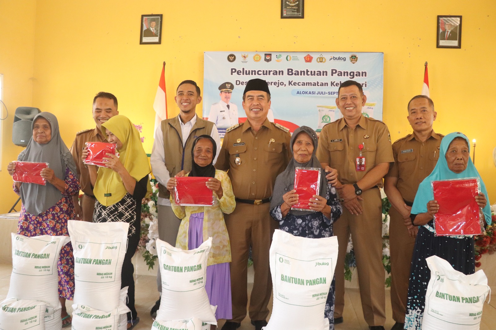 Bupati Madiun Hari Wuryanto saat meninjau penyaluran bantuan pangan bersama Perum Bulog di Desa Balerejo.