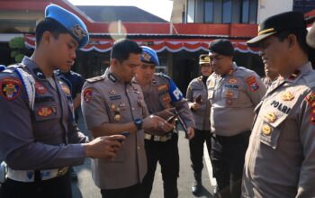Wakapolres Jember Kompol Antonio Effan Sulaiman bersama Sipropam saat memeriksa kelengkapan personel di Mapolres Jember.