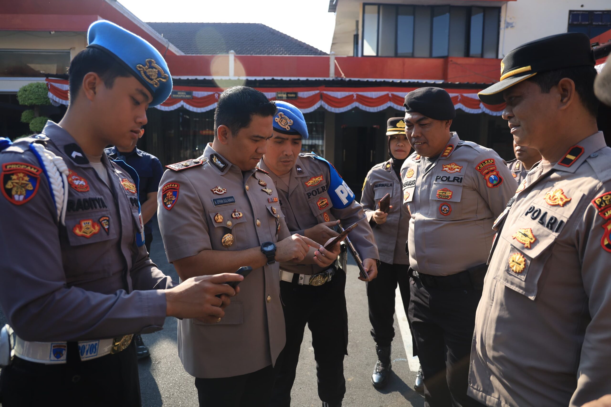 Wakapolres Jember Kompol Antonio Effan Sulaiman bersama Sipropam saat memeriksa kelengkapan personel di Mapolres Jember.