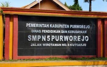 Kondisi area sekolah SMPN 5 Purworejo yang tengah melaksanakan proyek revitalisasi fisik.