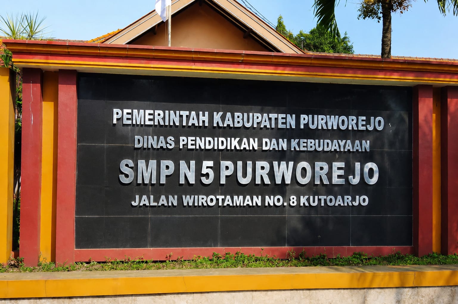 Kondisi area sekolah SMPN 5 Purworejo yang tengah melaksanakan proyek revitalisasi fisik.