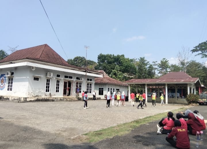 Suasana keseruan perlombaan antarpegawai di halaman Dinas Satpol PP dan Damkar Kabupaten Musi Rawas.