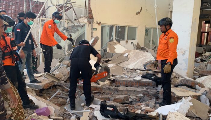 Kapolda NTT dan Gubernur Sampaikan Penanganan Gempa Flores: Fokus Evakuasi, Data Korban, dan Cegah Hoaks
