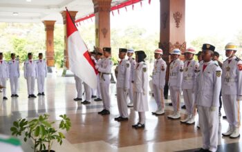 Bupati Madiun Hari Wuryanto mengukuhkan 76 anggota Paskibraka Kabupaten Madiun Tahun 2026 di Pendopo Ronggo Djumeno