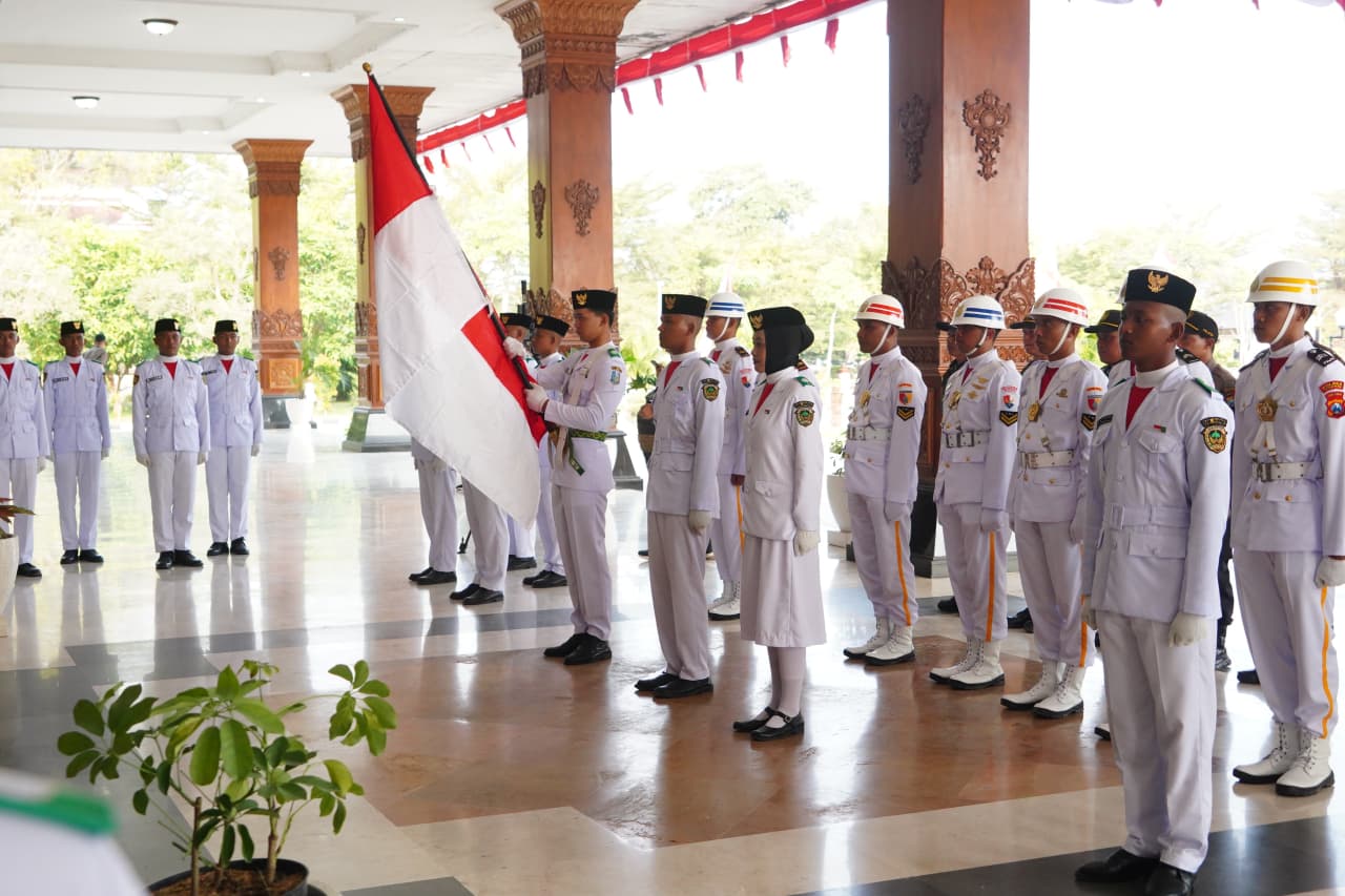 Bupati Madiun Hari Wuryanto mengukuhkan 76 anggota Paskibraka Kabupaten Madiun Tahun 2026 di Pendopo Ronggo Djumeno