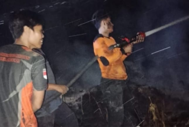 Tim TRC BPBD Musi Rawas berjibaku memadamkan kebakaran hutan dan lahan di wilayah Kecamatan TPK.