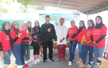 Bupati Madiun H. Hari Wuryanto bersama pengurus Caruban Care dalam tasyakuran 10 tahun pengabdian.