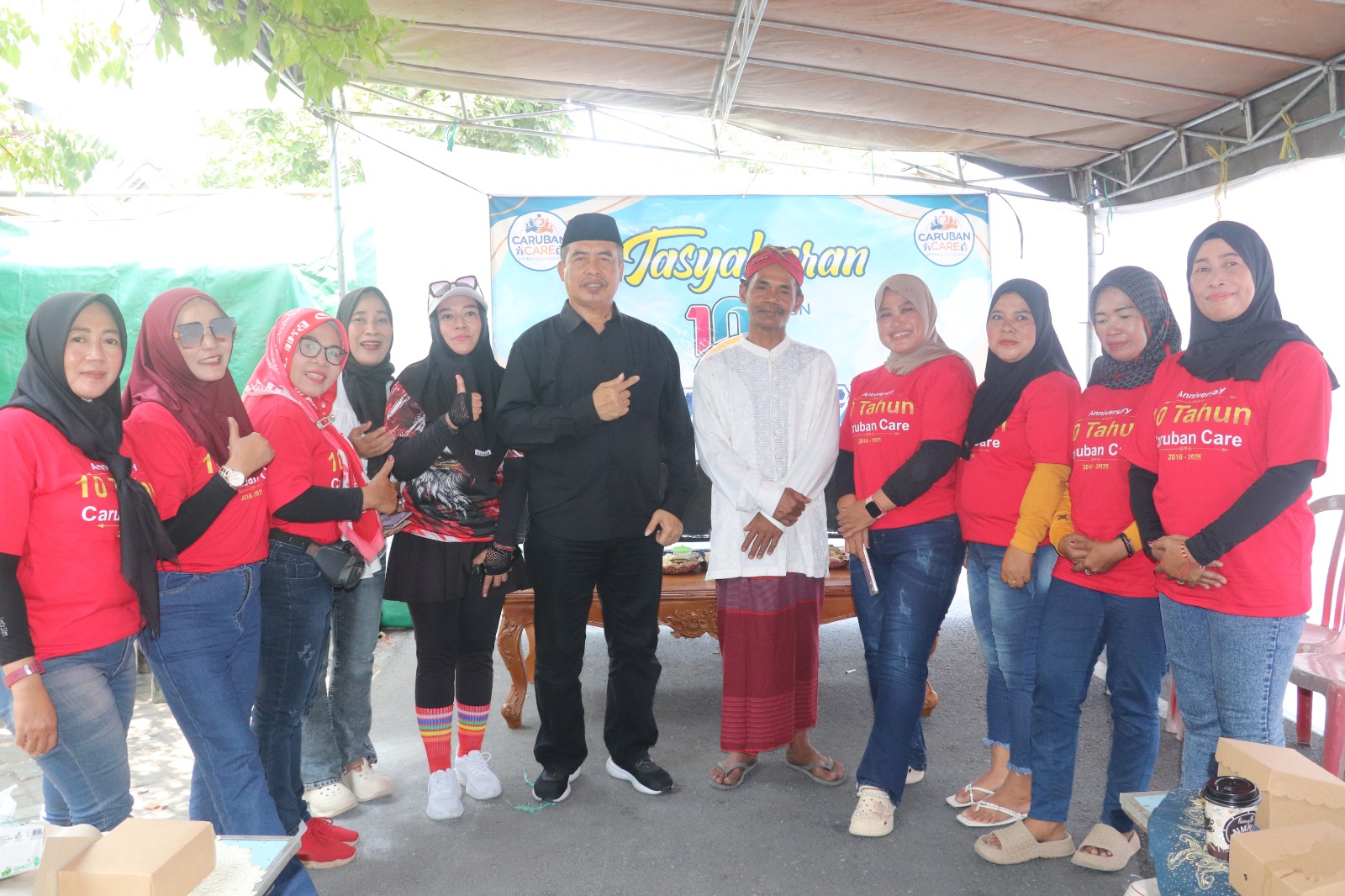 Bupati Madiun H. Hari Wuryanto bersama pengurus Caruban Care dalam tasyakuran 10 tahun pengabdian.