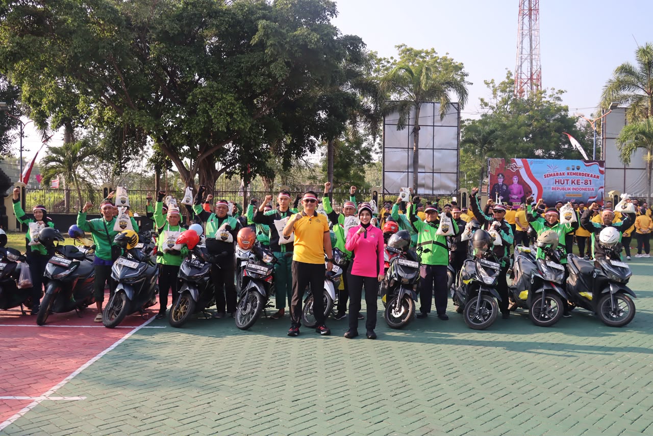 Kapolres Magetan AKBP Dr. Raden Erik Bangun Prakasa saat meninjau Gerakan Pangan Murah dan penyerahan bansos di Mapolres Magetan.