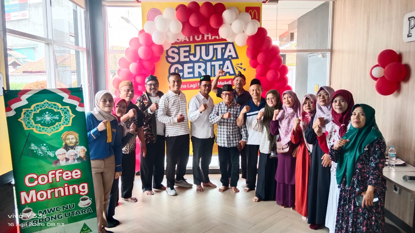 Pengurus MWC NU Serpong Utara saat merayakan 2 tahun Coffee Morning di McDonald's Alam Sutera.