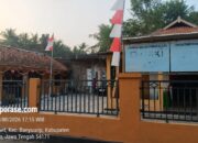 Ironi HUT RI ke-81: Bendera Sobek Berkibar di Depan Balai Desa Sawit, Ada Apa dengan Penghormatan Merah Putih?