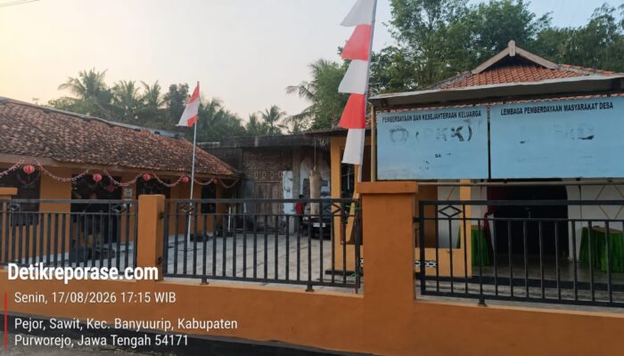 Ironi HUT RI ke-81: Bendera Sobek Berkibar di Depan Balai Desa Sawit, Ada Apa dengan Penghormatan Merah Putih?
