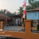 Ironi HUT RI ke-81: Bendera Sobek Berkibar di Depan Balai Desa Sawit, Ada Apa dengan Penghormatan Merah Putih?