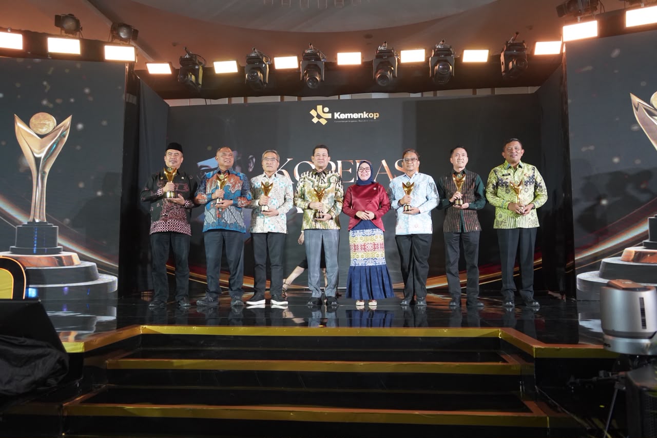 Bupati Madiun Hari Wuryanto menerima penghargaan Koperasi Awards 2026 di Jakarta.