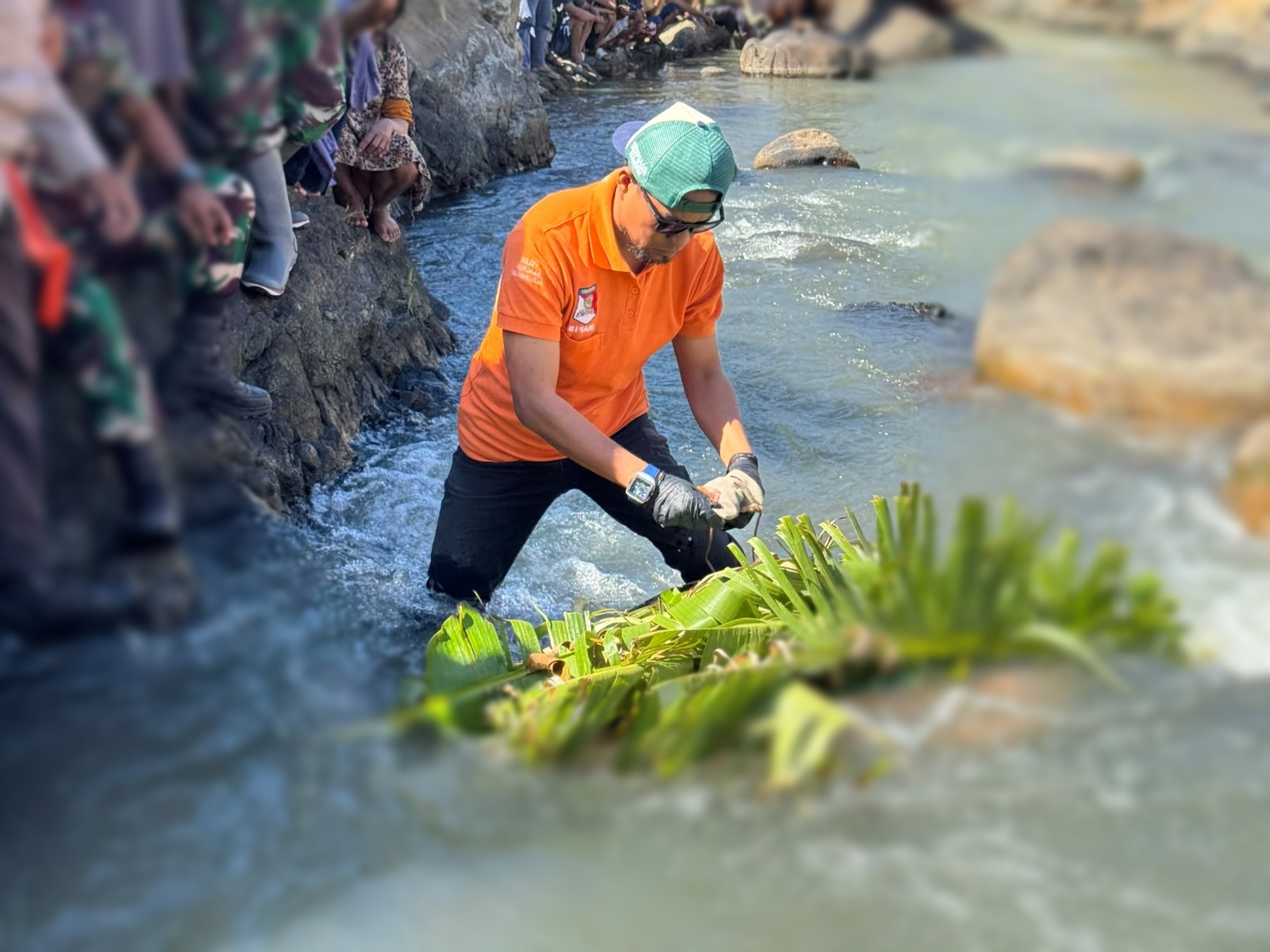 Tim INAFIS Polres Jeneponto saat melakukan penanganan penemuan jenazah di bantaran Sungai Kelara.