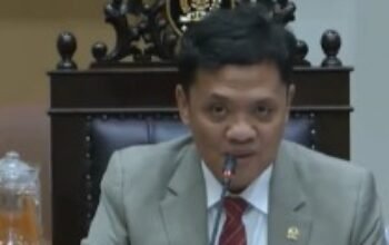 Ketua Komisi III DPR RI Habiburokhman saat memberikan keterangan pers di Jakarta.